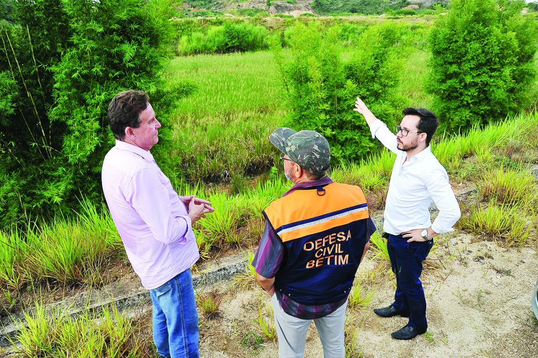 Equipes fiscalizaram a Brasmic Mineração Areia e Brita, empresa que possui uma barragem de rejeitos de minério de ferro, no bairro Paulo Camilo. Foto: Adeildo Silva.