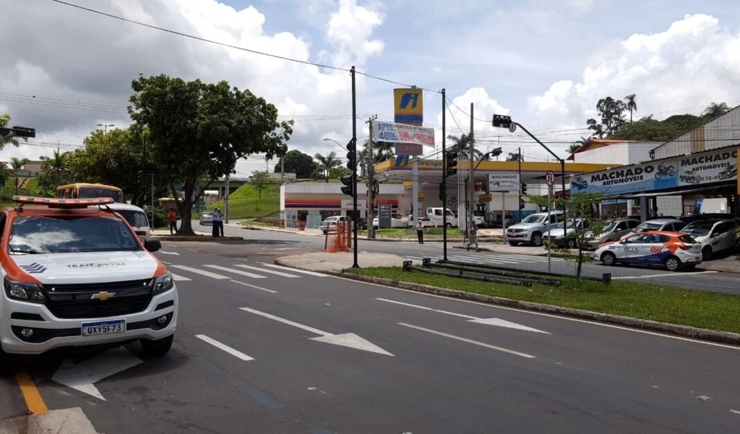 Equipes da Transbetim estão em pontos estratégicos da avenida monitorando e dando o suporte necessário para o bom fluxo da via nos três turnos. Foto: PMB/ Divulgação.