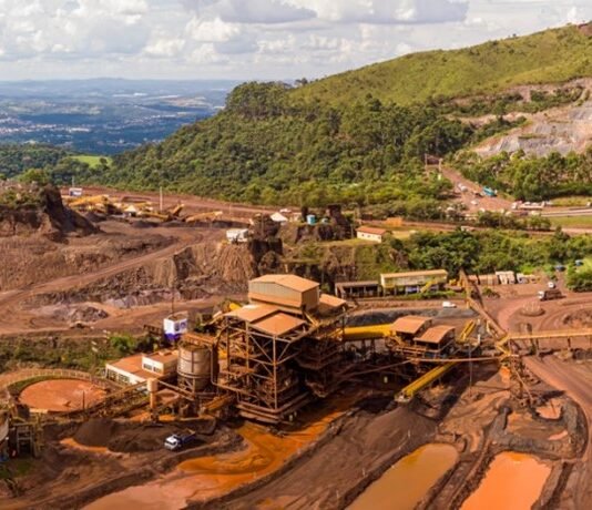 Moradores de Brumadinho fecham entrada da cidade em protesto