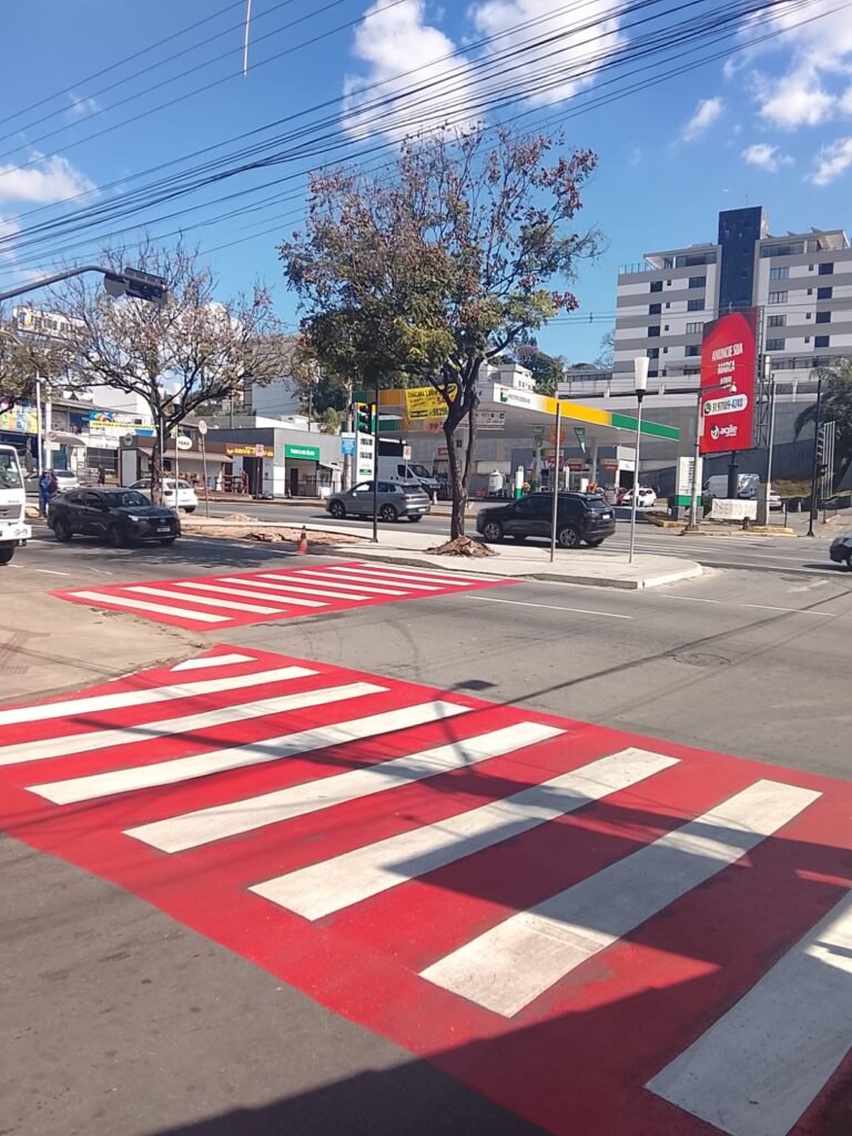 Prefeitura inicia instalação de nova sinalização viária na Avenida das Américas